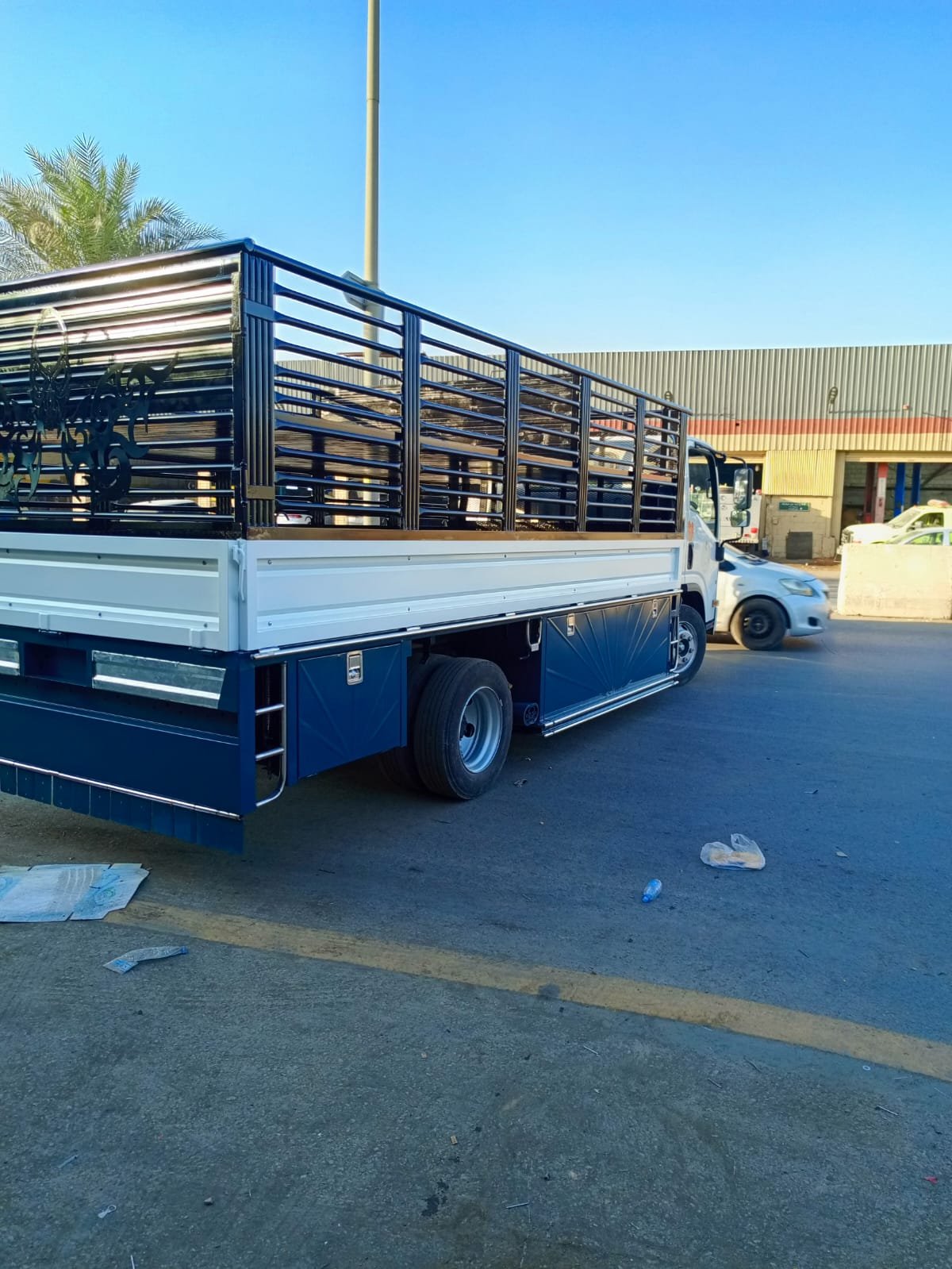 شاحنة مجهزة برافعة تركية وصندوق صناعي لتحمل الأحمال الثقيلة