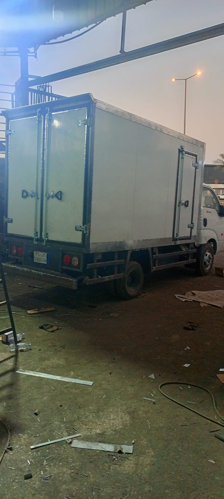 نقل العفش بواسطة سطحة دينات ايسوزو، راحة وأمان.