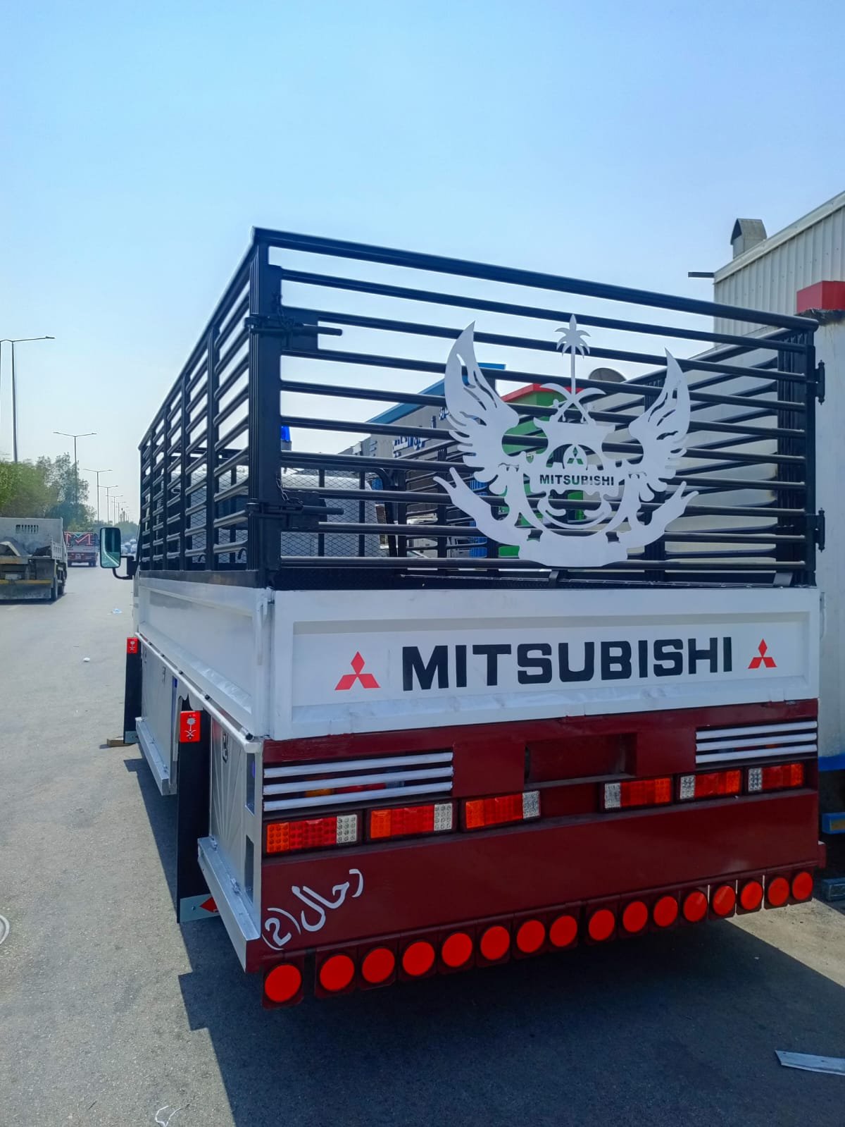 تركيب رافعة تركية مع صندوق مصمم حسب الطلب لنقل المعدات