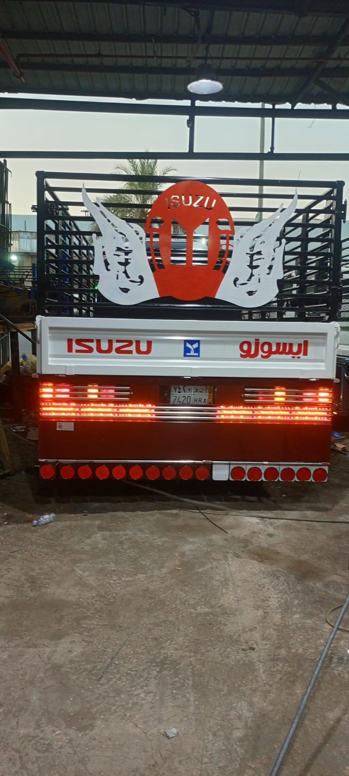 رافعة تركية مثبتة على شاحنة مع صندوق حديد مصمم حسب الطلب لنقل البضائع