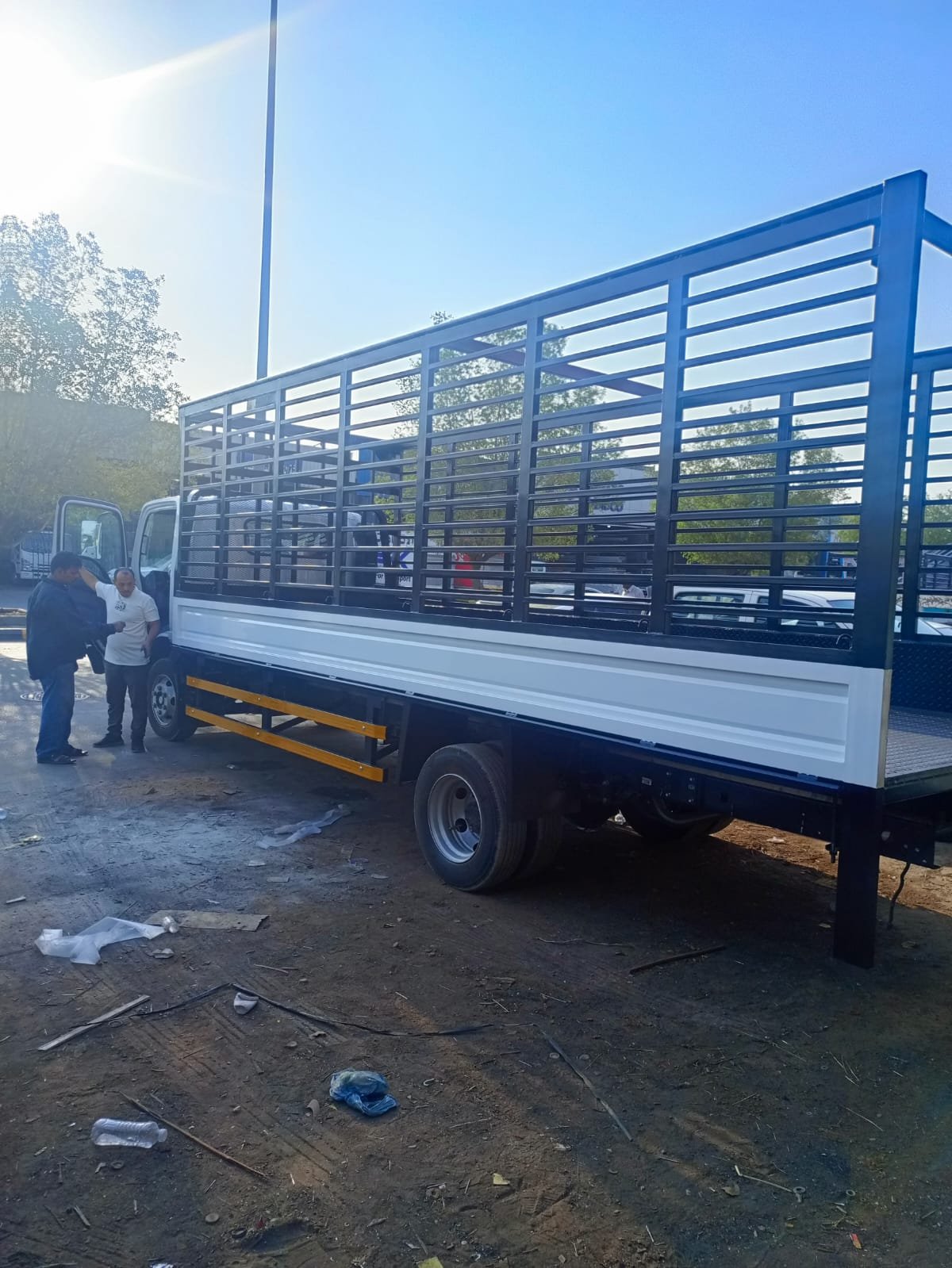 شاحنات جاهزة للعمل وتناسب مختلف الأنشطة التجارية والنقل.