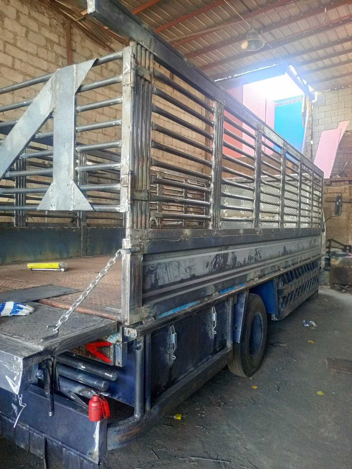 تفصيل صناديق شبك وحديد ورول لجميع أنواع الدينات حسب الطلب.