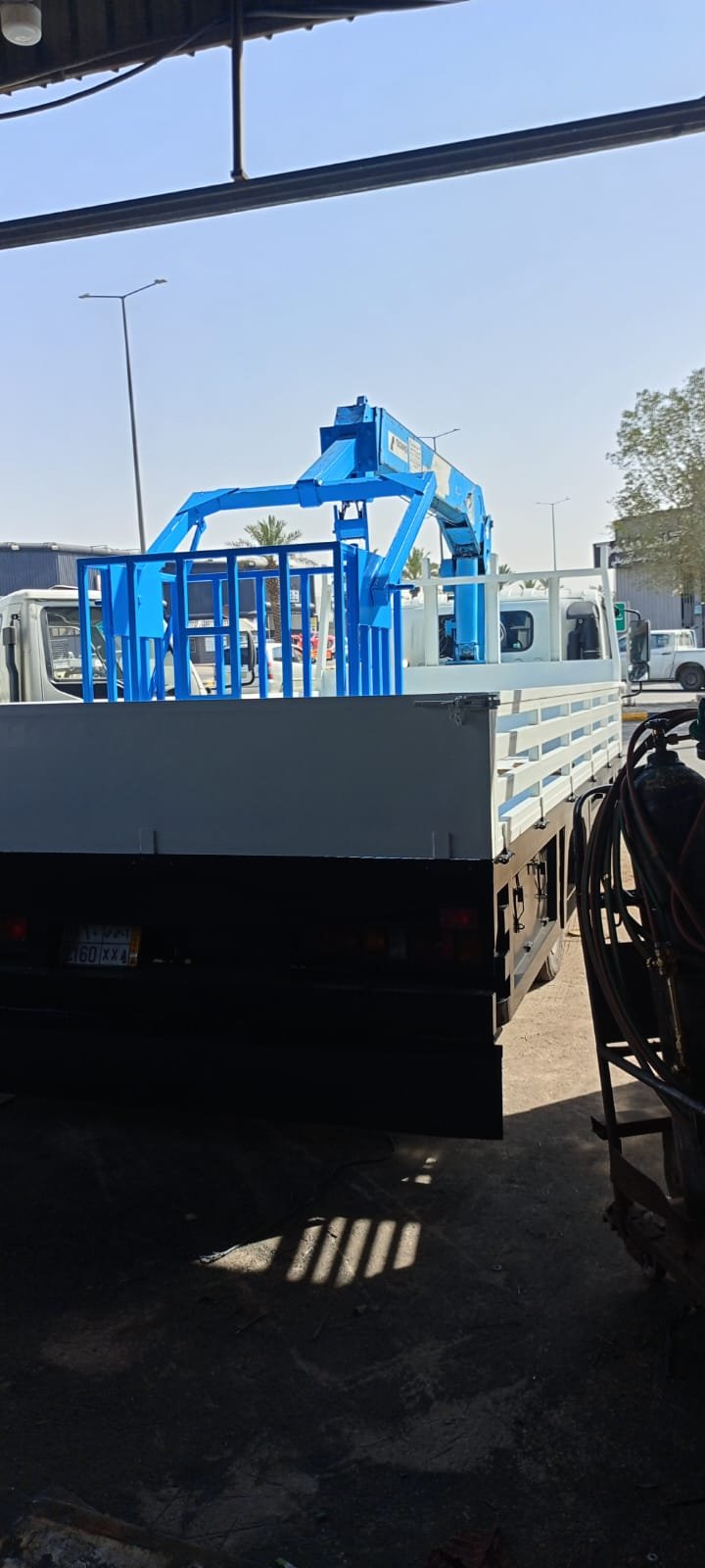 ونش شاحنة مع رافعة هيدروليكية مخصصة لتحميل المعدات الثقيلة في موقع عمل بالسعودية