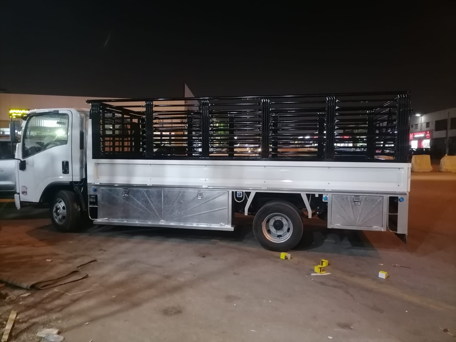 صندوق شاحنات ومقطورات للبيع في الرياض
