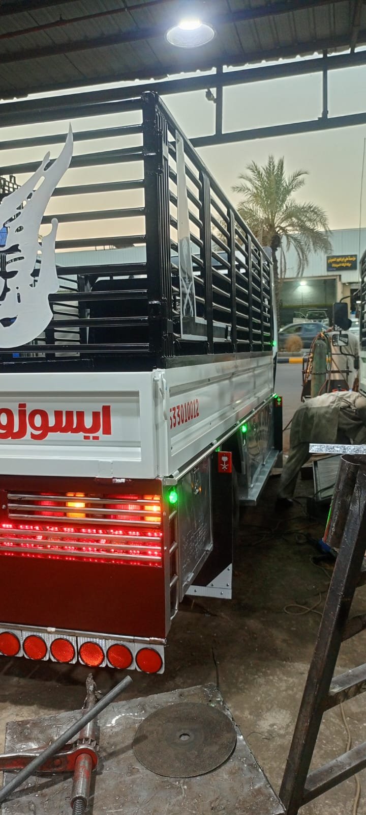 سلة عمال معلقة على رافعة هيدروليكية لتنفيذ أعمال الصيانة والارتفاعات