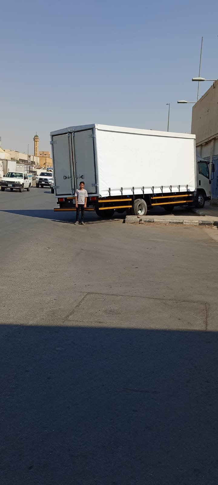 دينا سطحة لنقل الأثاث، ضمان وصول آمن وسريع.