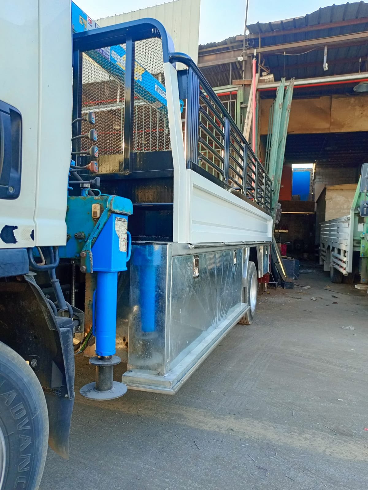 نظام رافعة هيدروليكية تركية مع صندوق مخصص لتحميل المعدات والبضائع