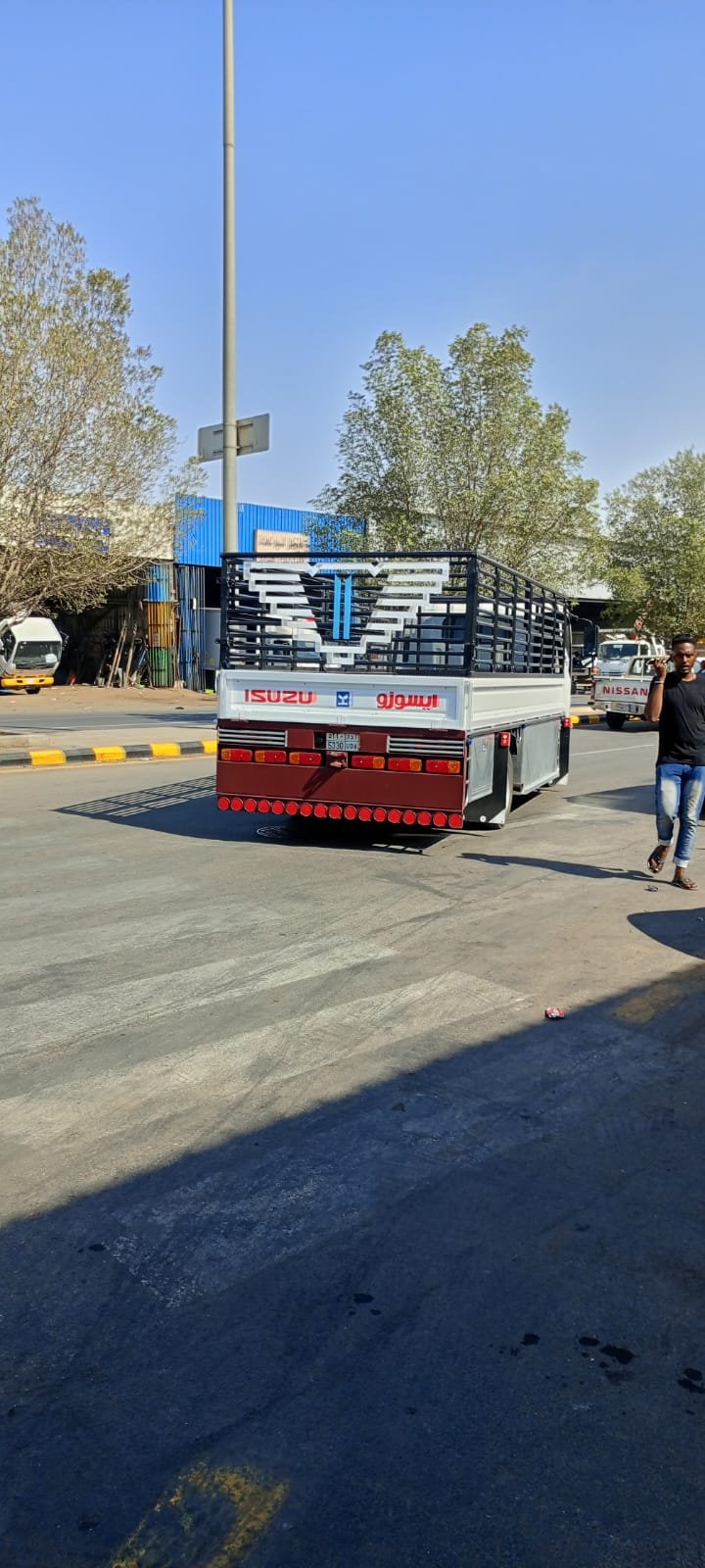 دروج وصندوق حديدي مصمم باحتراف لتنظيم المعدات في شاحنات الخدمات