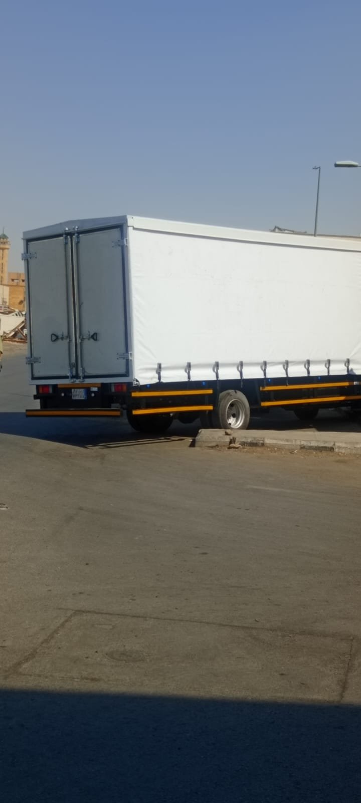 سطحة دينات ايسوزو لنقل الأثاث بسرعة وبدون أضرار.