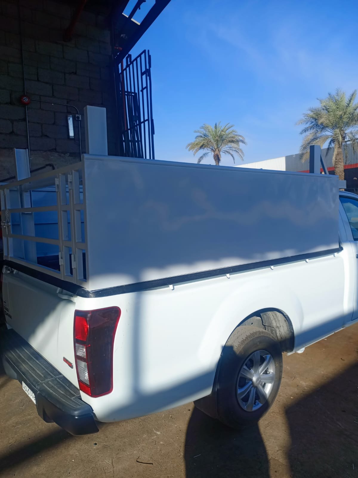 ورشة تفصيل صناديق سيارات في الرياض

المقدمة

تُعد ورشة تفصيل صناديق سيارات في الرياض الخيار الأنسب لكل من يبحث عن حلول عملية ومتينة لتجهيز سيارات النقل والخدمة بصناديق مصممة حسب الحاجة. مع توسّع أنشطة النقل داخل الرياض، ازدادت الحاجة إلى صناديق سيارات حديد قوية تتحمّل الاستخدام اليومي وتحافظ على الحمولة بأمان. بالإضافة إلى ذلك، يوفّر التفصيل حسب الطلب مرونة كبيرة في التصميم والمقاسات، سواء لسيارات النقل الخفيف أو الدينات أو سيارات البضائع. نحن نقدّم خدمات متكاملة تشمل الحدادة، اللحام، التركيب، والإصلاح بأسعار مناسبة وجودة مضمونة.

خدمات ورشة صناديق السيارات

تفصيل صناديق سيارات حديد

صناديق سيارات نقل

ننفّذ صناديق سيارات نقل مخصّصة لنقل البضائع والمعدات، مع مراعاة توزيع الوزن وسهولة التحميل.

صناديق سيارات حديد ثقيل

مناسبة للأعمال الشاقة، مع هياكل قوية ولحام احترافي يضمن الثبات وطول العمر.

حدادة ولحام صناديق سيارات بالرياض

حداد صناديق سيارات

نعتمد على حدادة دقيقة لتشكيل الصناديق حسب المقاسات المطلوبة، مع تشطيب عملي.

ورشة تلحيم صناديق سيارات

نقدّم لحام صناديق سيارات احترافي لإصلاح الكسور، التقوية، أو تنفيذ الصناديق الجديدة من الصفر.

إصلاح صناديق سيارات

من ناحية أخرى، نوفّر ورشة إصلاح صناديق سيارات في الرياض لإعادة تأهيل الصناديق القديمة بدل استبدالها.

تصميم وتشكيل صناديق سيارات حسب الطلب

تصميم صناديق سيارات الرياض

نقوم بتصميم الصندوق بناءً على نوع السيارة وطبيعة الاستخدام، سواء كان نقل بضائع أو أدوات.

تشكيل صناديق سيارات

يتم تشكيل الحديد بدقة لتحقيق أقصى استفادة من المساحة الداخلية.

أنواع صناديق السيارات التي ننفذها


	
	صناديق سيارات حديد
	
	
	صناديق سيارات نقل المنيوم
	
	
	صناديق دينا نقل بضاعة مودرن
	
	
	صناديق دينا دائرية كلاسيك
	
	
	صناديق سيارات كونسول
	
	
	صناديق سيارات شد
	
	
	تفصيل صناديق دينا بالرياض
	


بالإضافة إلى ذلك، نوفّر حلولًا مخصصة تناسب الاستخدام التجاري أو الخدمي.

لماذا نحن من أفضل ورش صناديق سيارات في الرياض؟

جودة تنفيذ عالية

نلتزم باستخدام مواد قوية ولحام احترافي يضمن الأمان.

أسعار مناسبة

نُعد من أرخص ورش صناديق سيارات الرياض مع الحفاظ على الجودة.

قرب الموقع وسرعة الخدمة

يبحث عنا العملاء كـ أقرب ورشة صناديق سيارات في الرياض بسبب سرعة التنفيذ وسهولة التواصل.

مراحل تنفيذ صندوق السيارة

المعاينة وأخذ المقاسات

نبدأ بفحص السيارة وتحديد المقاسات بدقة.

التصنيع والحدادة

يتم قص وتشكيل الحديد وفق التصميم المتفق عليه.

اللحام والتركيب

يُركّب الصندوق بشكل آمن دون التأثير على توازن السيارة.

جدول تقريبي للأسعار

ملاحظة: الأسعار تختلف حسب المقاس ونوع المادة.

نوع الصندوقالسعر يبدأ منصندوق سيارة حديد1800 ريالصندوق دينا نقل2500 ريالصندوق المنيوم3000 ريالإصلاح ولحام صندوق400 ريال

أسئلة شائعة

هل يمكن تفصيل صندوق حسب نوع السيارة؟

نعم، يتم التفصيل حسب نوع السيارة والاستخدام المطلوب.

هل توفرون تعديل صناديق قديمة؟

نعم، نوفّر تعديل وتقوية الصناديق الحالية.

كم مدة التنفيذ؟

غالبًا من 2 إلى 5 أيام حسب حجم العمل.

الخاتمة &ndash; اطلب خدمتك الآن

إذا كنت تبحث عن حداد صناديق سيارات بالرياض أو ورشة تفصيل صناديق سيارات تجمع بين الجودة والسعر المناسب، فنحن نقدّم لك الحل الكامل من التصميم حتى التركيب. تواصل معنا الآن للحصول على معاينة وعرض سعر يناسب احتياجك، ودعنا ننفّذ لك صندوق سيارة عملي يدوم طويلًا ????
